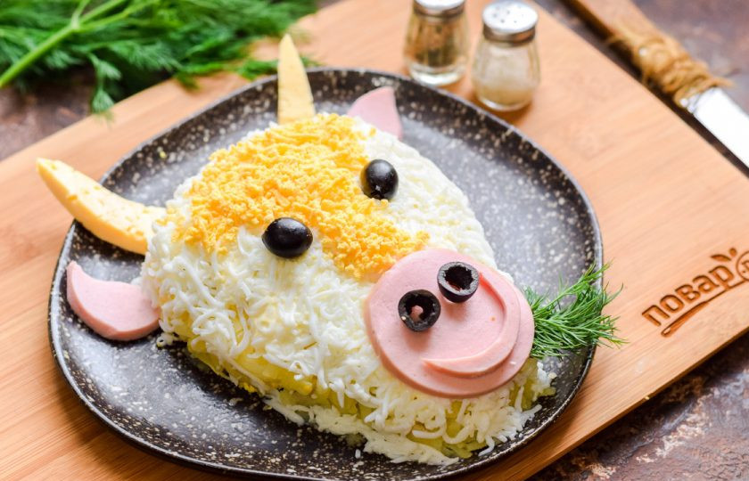 1. Этап. Слоеный салат с курицей Бычок: Украсьте салат приготовленным декором и дайте ему немного пропитаться. После подавайте салат к столу.