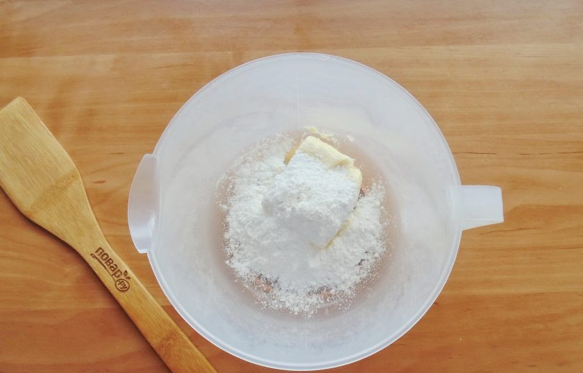 1. Этап. Краковское печенье: В миску выложите мягкое сливочное масло и сахарную пудру.