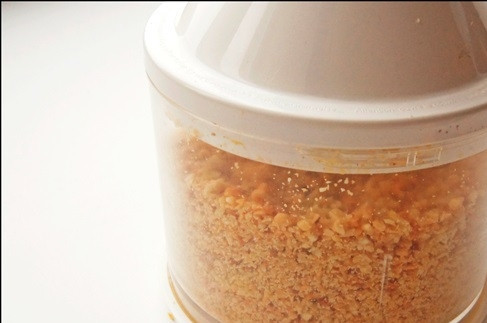 1. Этап. Итальянские конфеты: 3. Измельчаем орехи в крошку, воспользуемся для этого блендером или завернем орехи в полотенце и измельчим их скалкой.