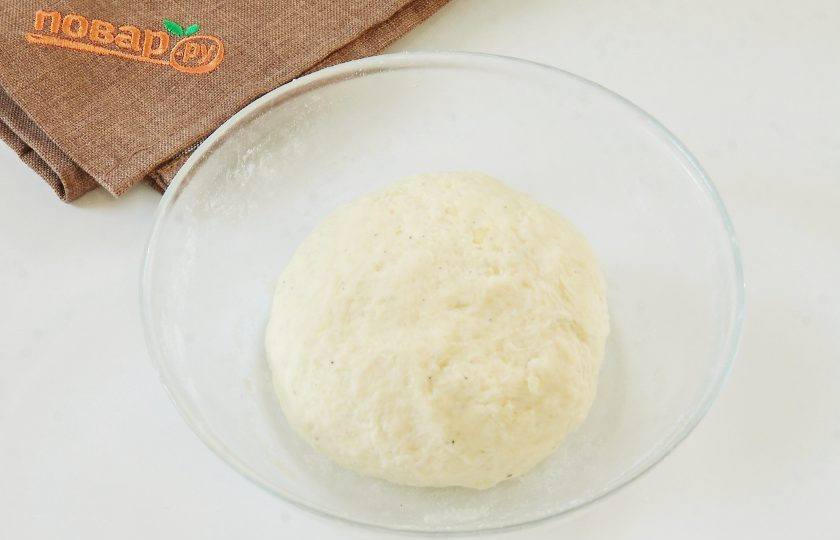 1. Этап. Картофельное печенье: Замесите мягкое тесто. Муки может уйти чуть больше, чем указано в рецепте, все зависит от густоты готового пюре.
