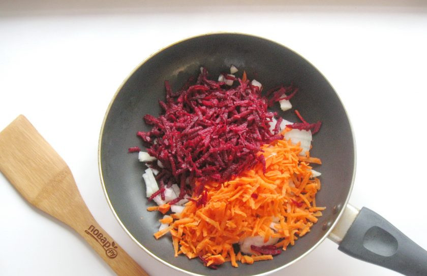 1. Этап. Борщ с языком: Свеклу также натрите на терке и выложите в сковороду с луком и морковью.