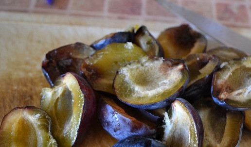 1. Этап. Сливовый смузи: Из 200 г слив удалить косточки.