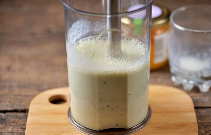 1. Этап. Коктейль Киви и молоко: Пробейте все ингредиенты погружным блендером около минуты или до появления пенки на поверхности напитка.