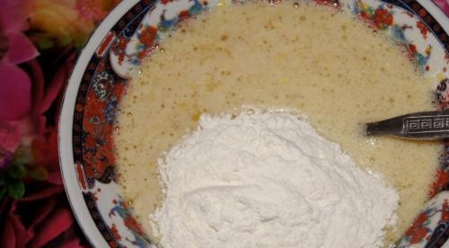 1. Этап. Бисквит с горьким шоколадом: 5. Перемешиваем, чтобы не было комочков (удобно воспользоваться венчиком).