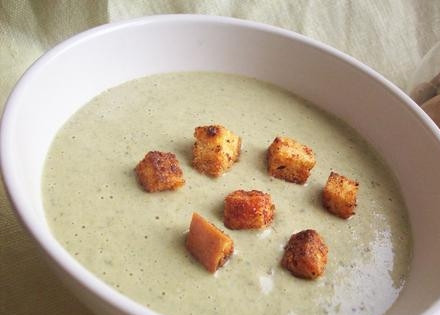 1. Этап. Суп-пюре из белых грибов: Согреваем сливки и тонкой струйкой добавляем в суп. Добавляем специи, перемешиваем, еще раз прогреваем, не доводя до кипения, разливаем по тарелкам и посыпаем суп сухариками. Вот и все — приятного аппетита!