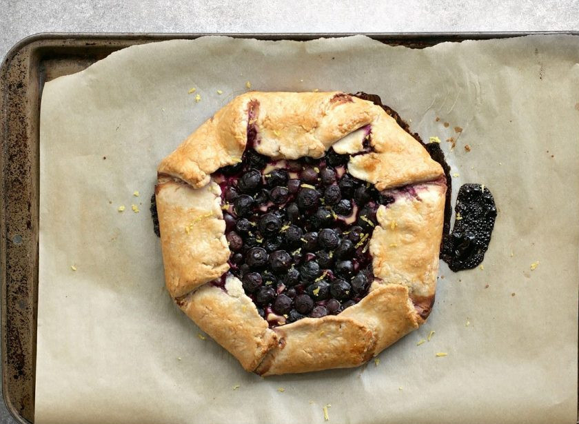 1. Этап. Галета с черникой и сливочным сыром: 10. Запекайте галету в разогретом до 200 градусов духовом шкафу 30 минут.