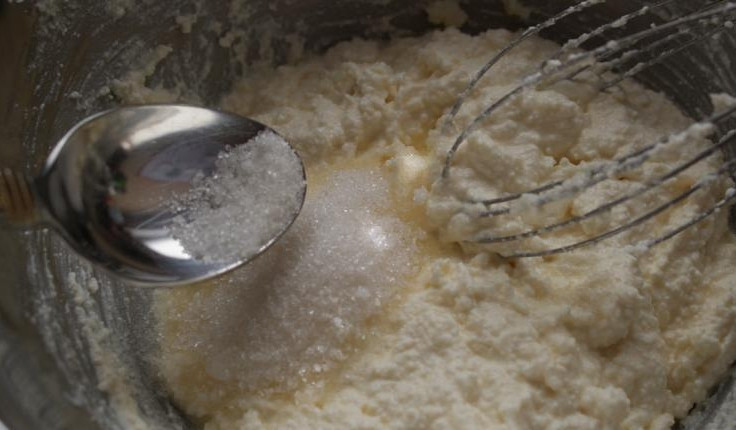 1. Этап. Сырники с грушей и яблоком: 2. Дальше добавляем муку, ванильный сахар и перемешаем все до однородности.