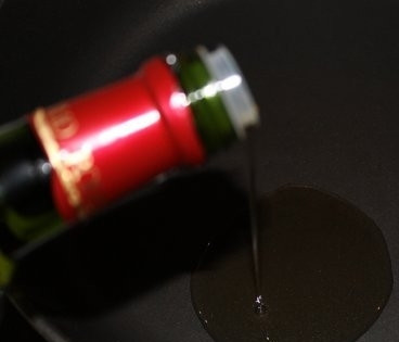 1. Этап. Плов с курагой и изюмом: Разогреть сковороду с маслом.