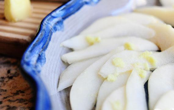 1. Этап. Грушевый клафути: 2. Посыпать груши 2 столовыми ложками сахара и имбирем. Полить сверху бренди, если используется.