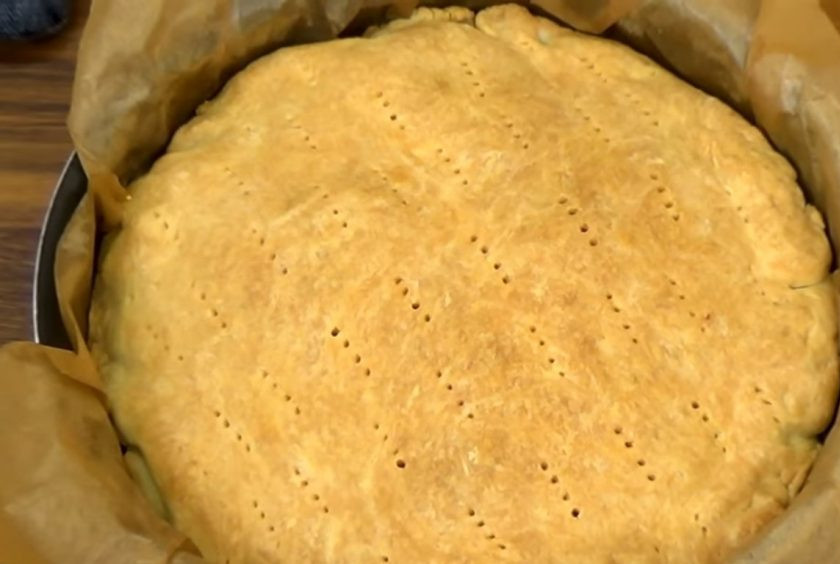 1. Этап. Картофельный перевернутый пирог: 4. Подогните края теста и отправьте в разогретую до 200 градусов духовку на 45 минут. Аккуратно переверните пирог и извлеките его из формы. Приятного аппетита!