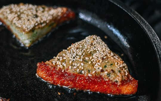 1. Этап. Гренки с креветками по-китайски: 6. Обжарьте его с одной и другой стороны до золотистой корочки.