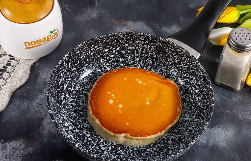 1. Этап. Панкейки на кефире с яблоками: Затем с помощью силиконовой лопатки переверните его на другую сторону и испеките еще 1 минуту до румяности. Выложите на тарелку. Таким образом испеките все панкейки, следя за тем, чтобы они не подгорели.