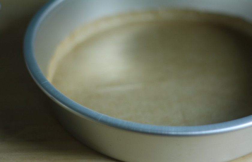 1. Этап. Кекс с грушей: 1. Разогреем духовку до 180 градусов, подготовим ингредиенты и форму. Форму смажем маслом или застелим пекарской бумагой.