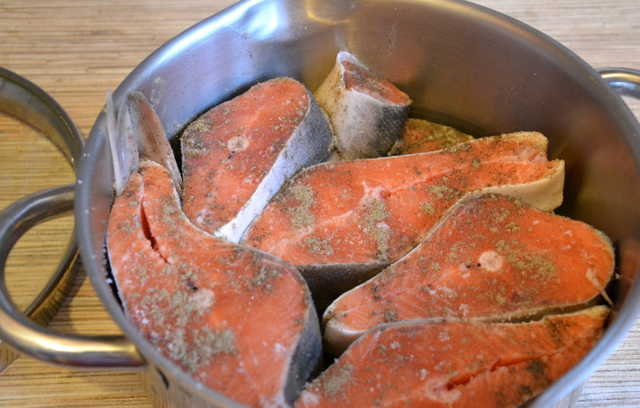 1. Этап. Горбуша в сливках: Теперь выкладываем рыбу в кастрюльку или глубокую миску, посыпаем ее со всех сторон молотым перцем и солью, оставляем мариноваться на несколько часов.