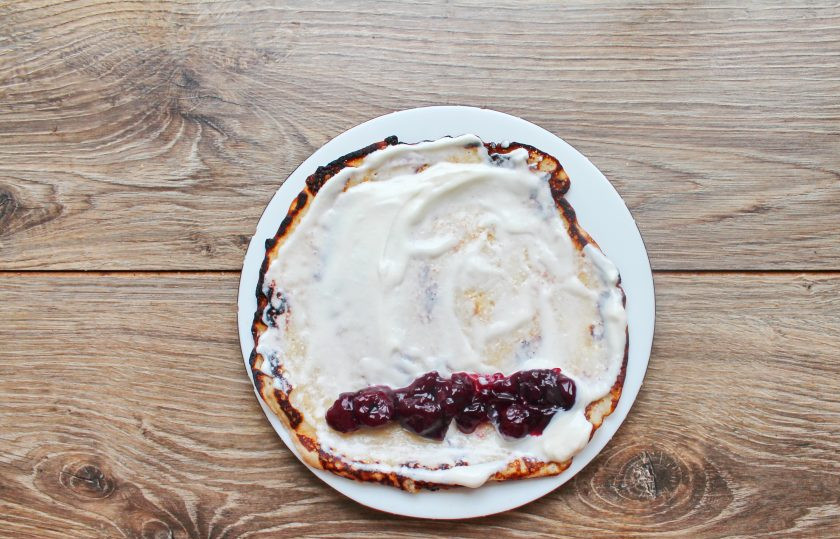 1. Этап. Блинчики с вишней и маскарпоне: Смажьте каждый блинчик кремом и выложите полоску вишни.