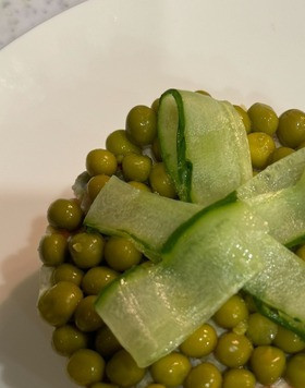 1. Этап. Рождественский салат Оливье: Должен получиться бантик, как на фото, состоит из 5 слайсов огурца