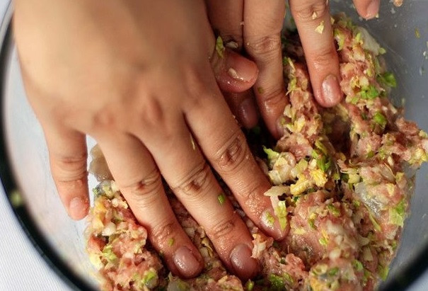 1. Этап. Китайские пельмени: 3. Фарш хорошенько смешайте руками.