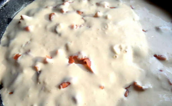 1. Этап. Наливной пирог с рыбой: Влейте оставшееся тесто. Выпекайте пирог в духовке, пока не схватится тесто по краям. Температура 180 градусов.