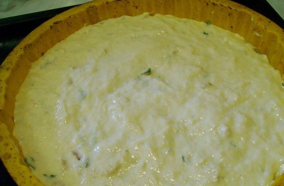 1. Этап. Заливной пирог на кефире: Отправляем наш наливной пирог в хорошо разогретую духовку, выпекаем при температуре около 180 градусов (примерно 25-30 минут).