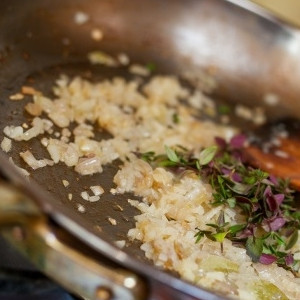 1. Этап. Паштет из куриной печенки: 4. Пока печень остывает, обжарьте лук и рубленный чеснок на масле до мягкости. В процессе жарки добавьте тимьян.