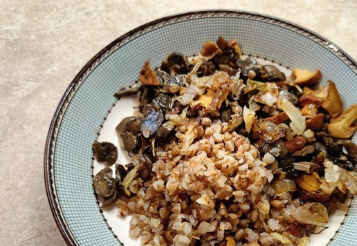 1. Этап. Кулебяка на четыре угла: Для первой начинки сварить гречневую кашу. Обжарить лесные грибы с луком. Приправить сухой петрушкой.