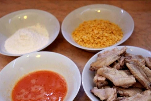 1. Этап. Острые крылья KFC: В миску разбиваем несколько яиц. Добавляем к ним немного воды. Капаем соуса табаско. Он очень острый, поэтому, рассчитывайте пропорцию для себя. Чистим чеснок и мелко рубим. Его я собираюсь закинуть к яйцам, чтобы размолоть блендером. Вы можете потереть его на мелкой терке, а яйца взбить миксером. Добавляем в смесь красный перчик, совсем чуть-чуть.