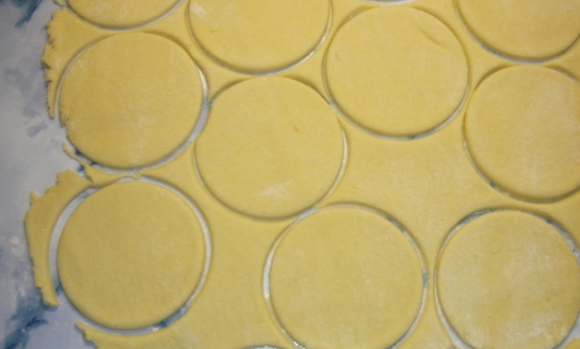 1. Этап. Конвертики из творожного теста: Раскатываем тесто в пласт (5-7 мм). Вырезаем из него кружочки.