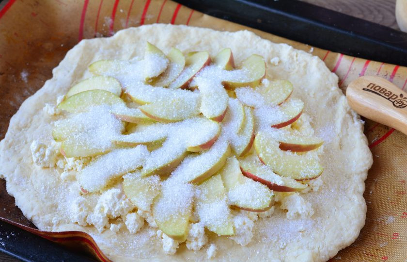 1. Этап. Галета с яблоками и творогом: Сверху выложите нарезанные дольками яблоки. Щедро присыпьте сахаром.