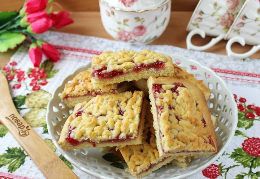 1. Этап. Песочный пирог с малиновым вареньем: Готовый песочный пирог с малиновым вареньем охладите, нарежьте и подавайте к столу.