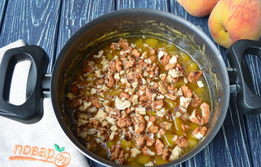 1. Этап. Варенье из персиков с грецкими орехами: Всыпьте дробленые орехи. Перемешайте и варите еще 15 минут.