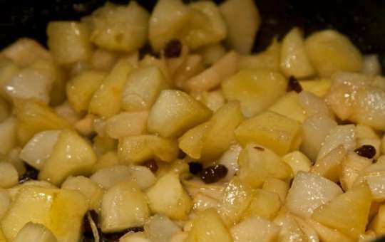 1. Этап. Шарлотка с грушами: 2. Добавьте к фруктам воду, коньяк и сахарный песок (130 грамм), перемешайте, выложите изюм, лимонную цедру и сок одного лимона. Готовьте около 20-30 минут.