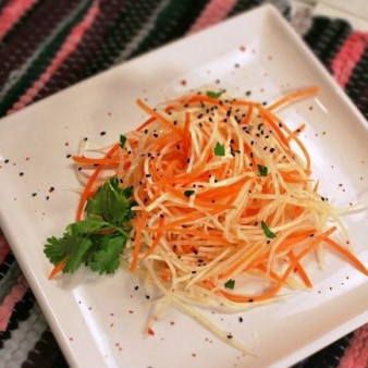 Салат из редьки с морковью