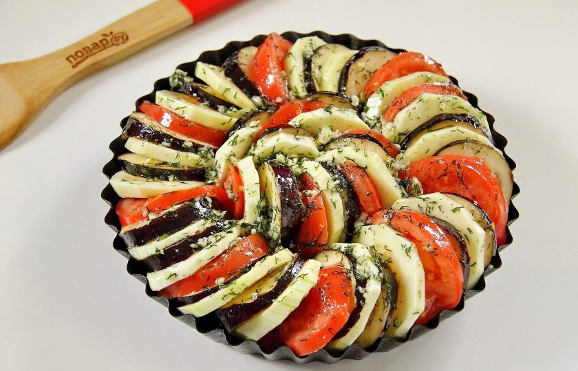 1. Этап. Домашний рататуй: Сверху выложите овощи, чередуя их между собой. Смажьте овощи при помощи кулинарной кисти чесночной заправкой. Накройте форму фольгой и поставьте в разогретую до 200 градусов духовку примерно на 1 час.