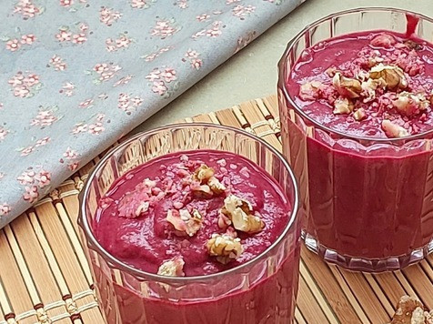 1. Этап. Смузи Две свеклы с сельдереем: Из данного количества ингредиентов получается две порции по 250 мл. Совет: если смузи густой, то на стенках стакана блендера остается достаточно много смеси. Можно немного долить свежей воды и, разбавив остатки смузи, разлить в порционные стаканы.