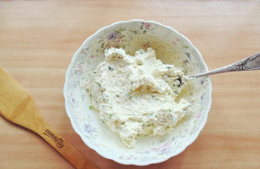 1. Этап. Сырники с луком: Перемешайте все ингредиенты теста для сырников.