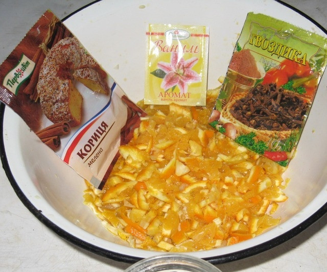 1. Этап. Варенье из огурцов: Порезать лимон и апельсин дольками, удалить косточки, всыпать приправы и сахар.