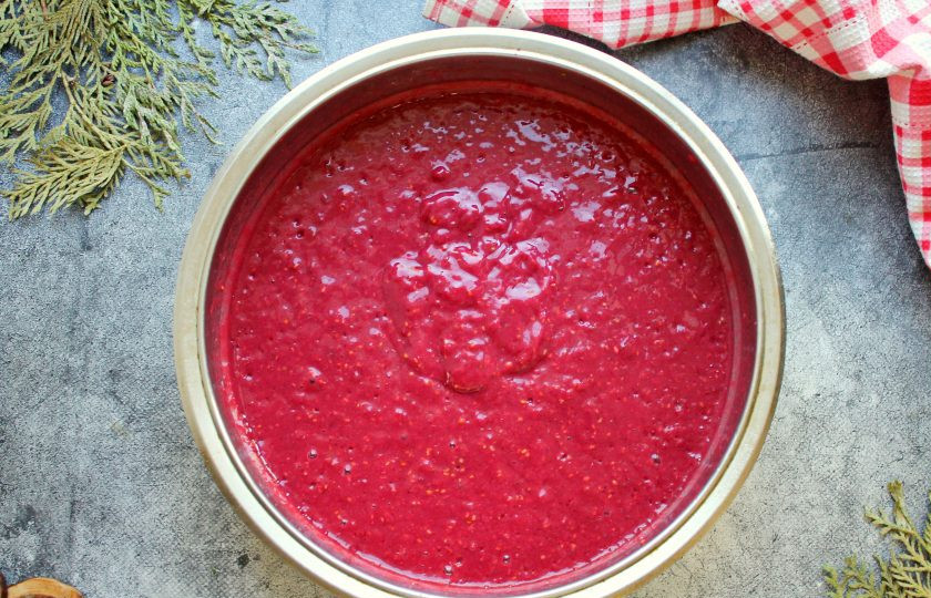 1. Этап. Перетертое варенье: Пробейте ягоды блендером до однородной массы.