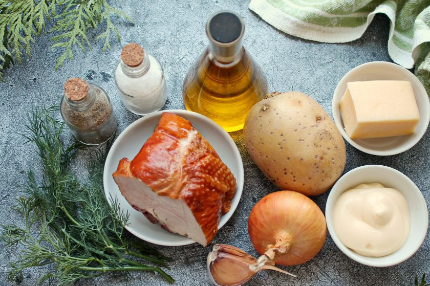 1. Этап. Картошка с копченой курицей в духовке: Подготовьте все необходимые ингредиенты для приготовления картошки с копченой курицей.