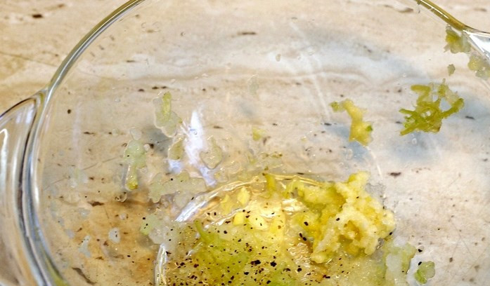 1. Этап. Куриная грудка с апельсинами: В миску выдавите чрез пресс чеснок и сельдерей. Перетрите с солью и черным перцем.