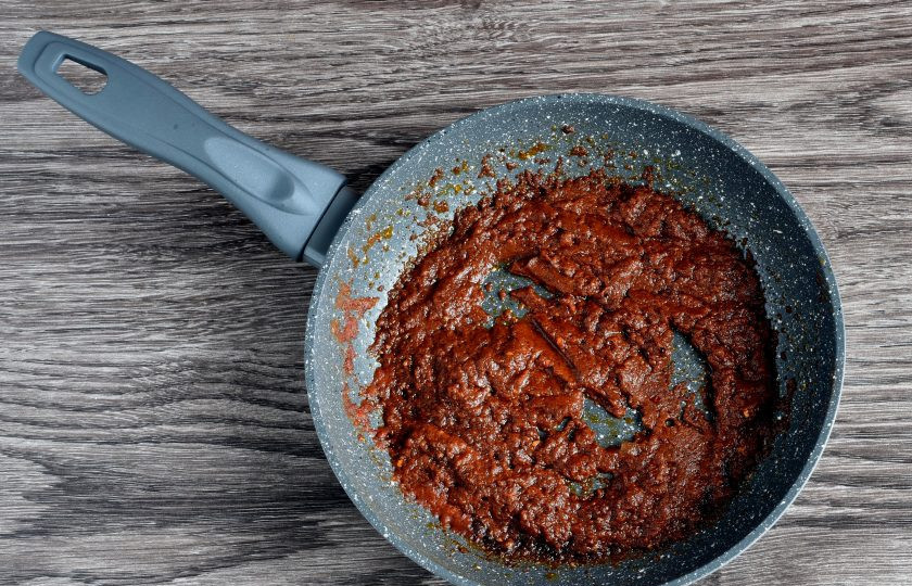 1. Этап. Пуктяй: Вылейте в сковороду протертые помидоры и тушите до загустения, постоянно помешивая.