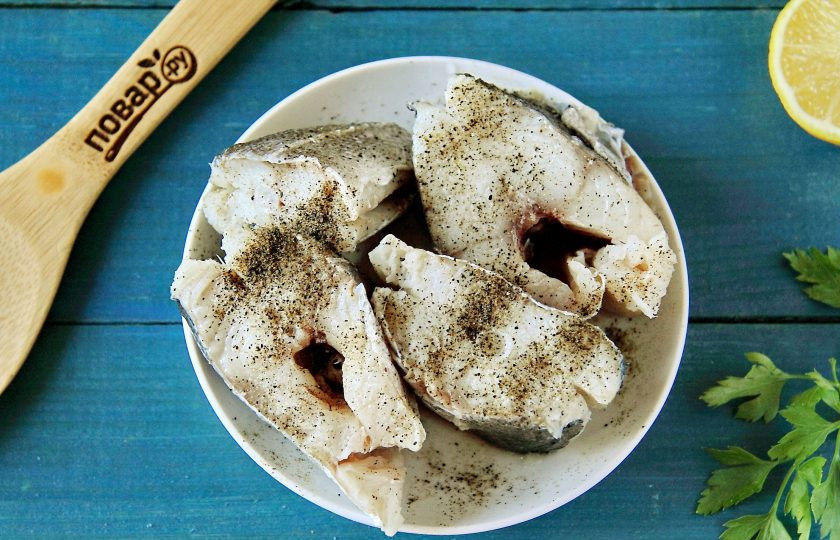 1. Этап. Диетическая рыба под маринадом: Рыбу порежьте на порционные кусочки или по желанию разделайте на филе. Посыпьте черным молотым перцем и сбрызните соком лимона.