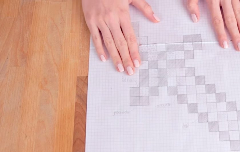 1. Этап. Съедобный золотой меч из Майнкрафта: 1. Для начала сделайте разметку будущего меча на бумаге, чтобы кубики получились ровными.