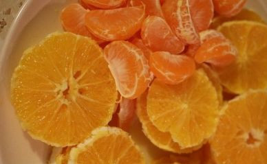 1. Этап. Торт с фруктами и желатином: Очистить фрукты. Апельсины нарезать кружочками, мандарины разобрать на дольки.