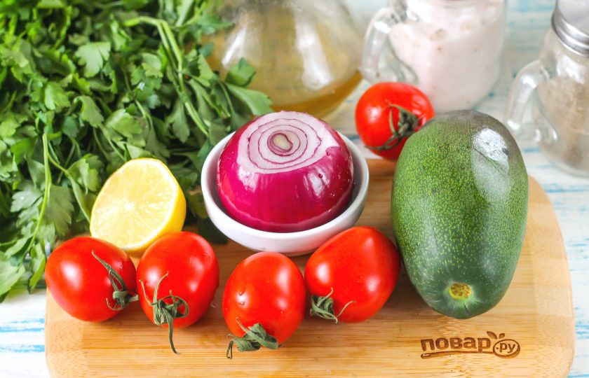 1. Этап. Гуакамоле с помидорами: Подготовьте указанные ингредиенты. Помидоры можно использовать крупные розовые, красные. Главное - мясистых сортов, а не сочных.