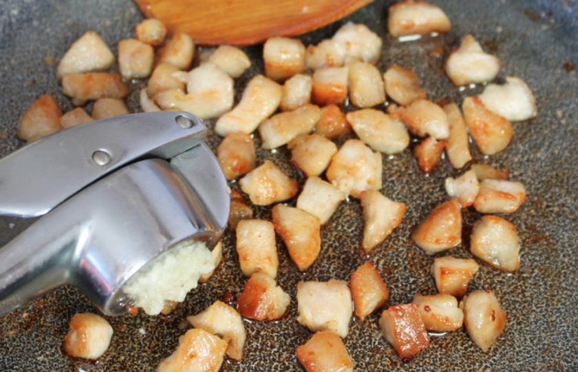 1. Этап. Салат из помидор с курицей и сыром: К готовым кусочкам курицы добавляем чеснок и все перемешиваем.