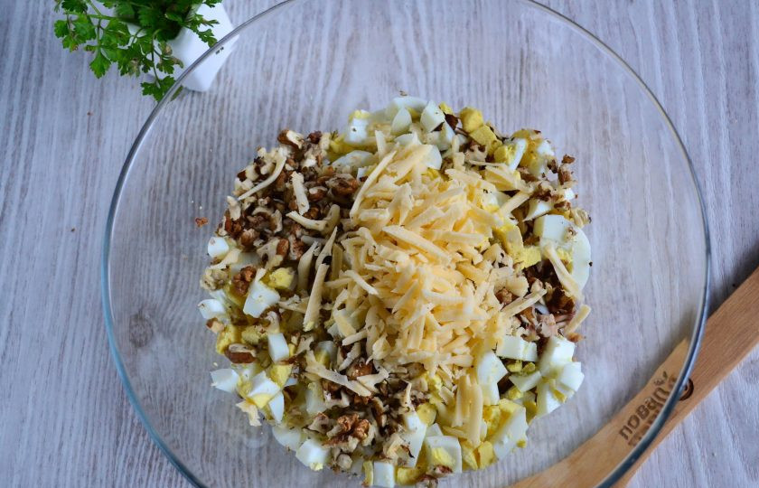 1. Этап. Салат с курицей и шампиньонами: Сыр натрите на крупной терке и также добавьте в салат.