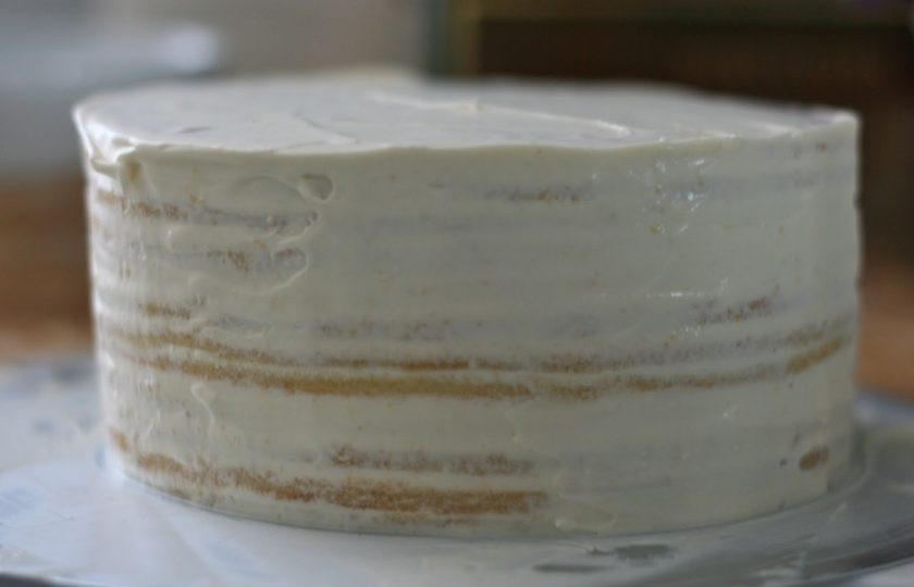 1. Этап. Корж для Медовика: 7. Остатками крема смажьте бока и верхушку.