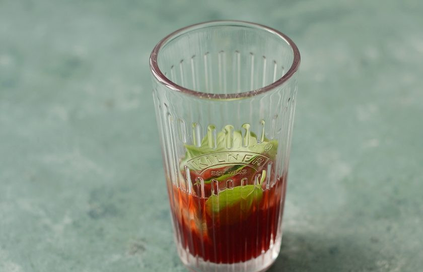 1. Этап. Лимонад из ревеня: Добавьте лед и листики базилика.