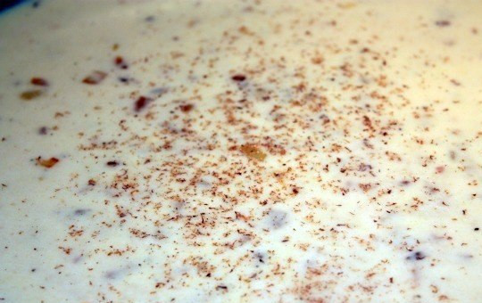 1. Этап. Грудки под сливочным соусом: 3. Когда мука станет золотистой, влейте тонкой струйкой на сковороду сливки. Доведите до кипения, добавьте щепотку соли и перца (можно всыпать щепотку мускатного ореха).