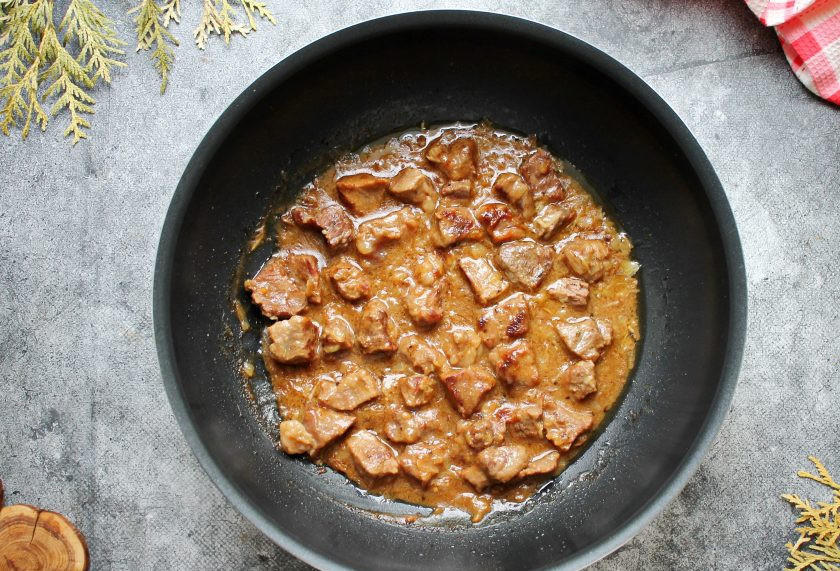 1. Этап. Лилибж: Закройте казан крышкой, убавьте огонь и тушите примерно 40-60 минут, до готовности мяса и желаемого состояния соуса.